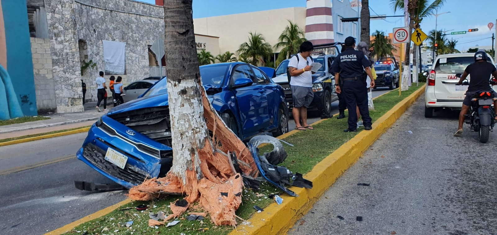 Pareja de turistas destrozan un carro rentado contra una palmera en Cozumel