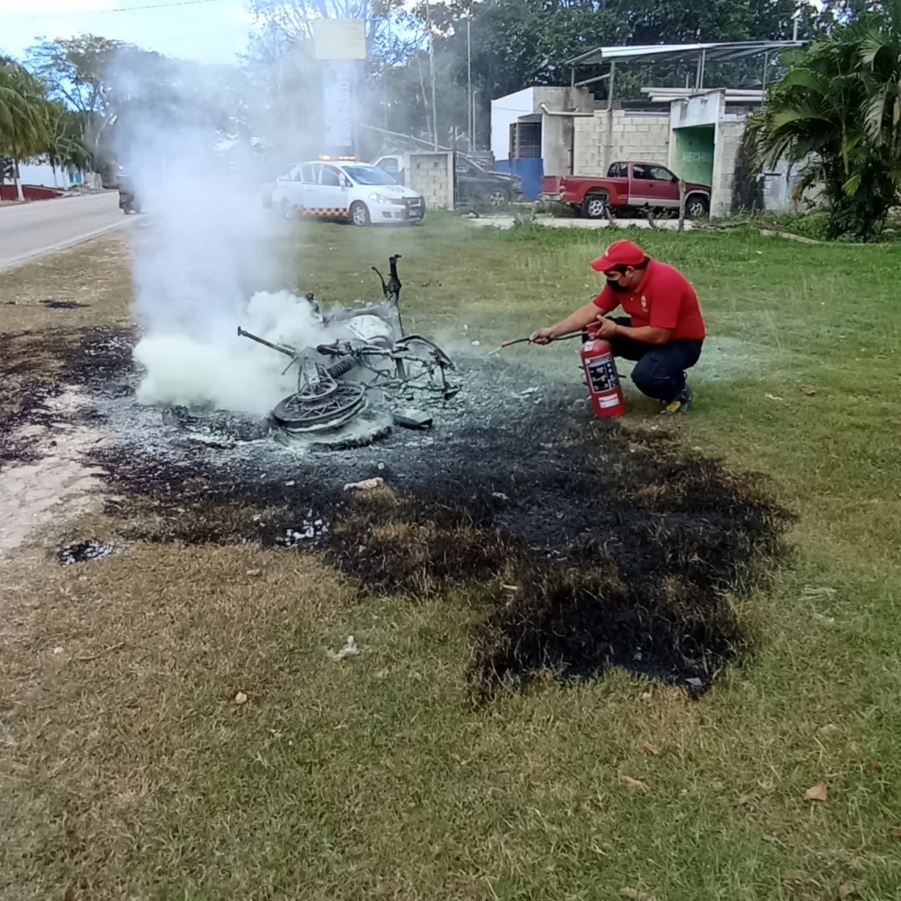 Hombre en Campeche quema la motocicleta de su novia en un ataque de celos