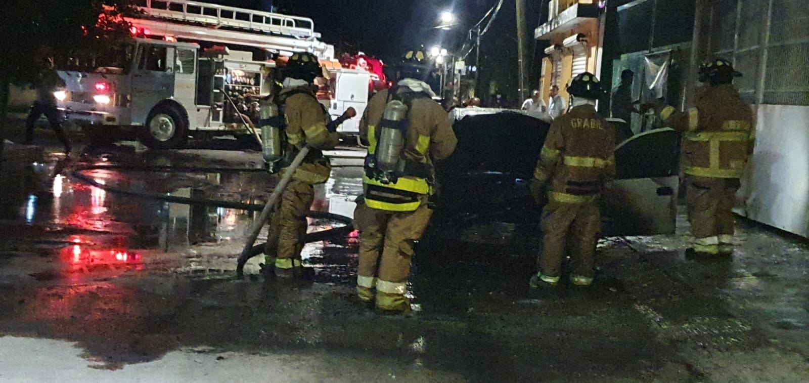 Bomberos llegaron para apagar el fuego