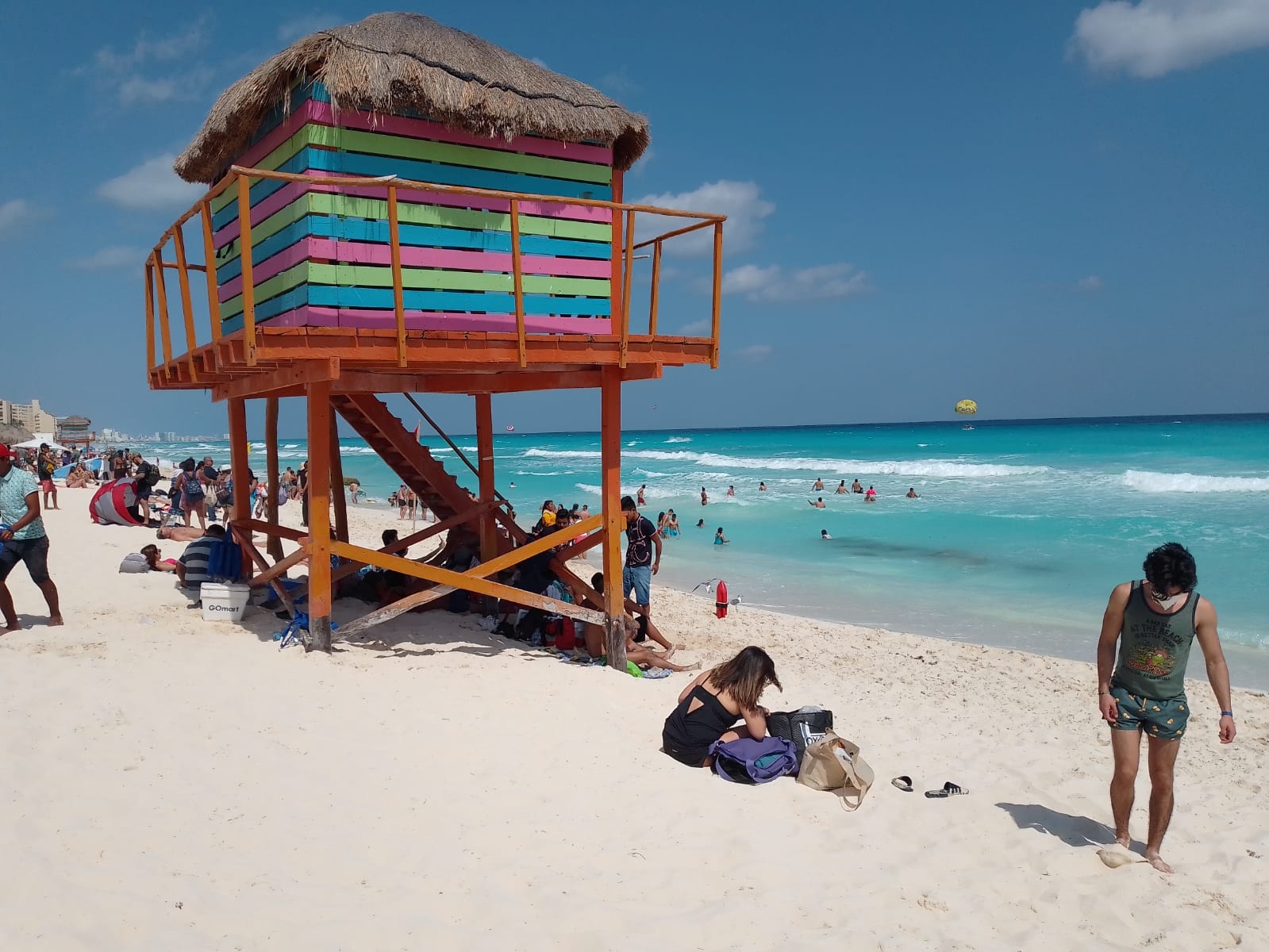 Pese a bandera roja, turistas disfrutan del mar en Cancún: VIDEO