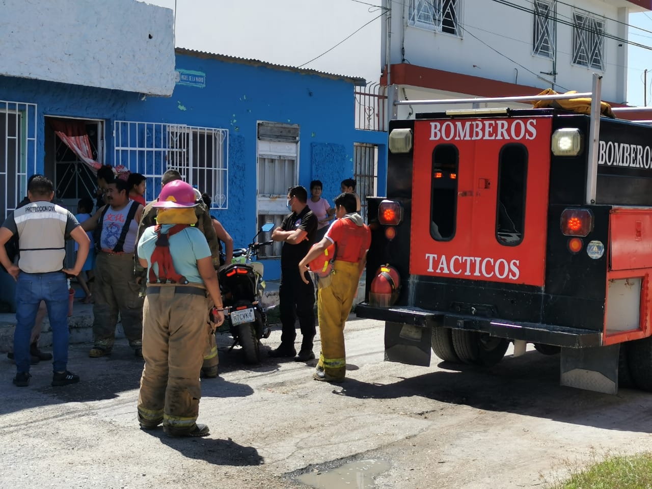 Los propietarios de la vivienda, comenzaron a sofocar las llamas con cubetas llenas de agua