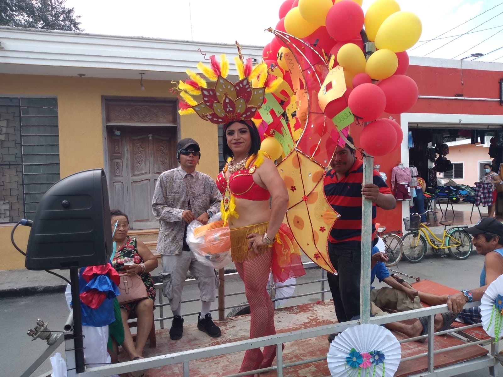 Con carros alegóricos, Chocholá celebra al 'Rey Momo'