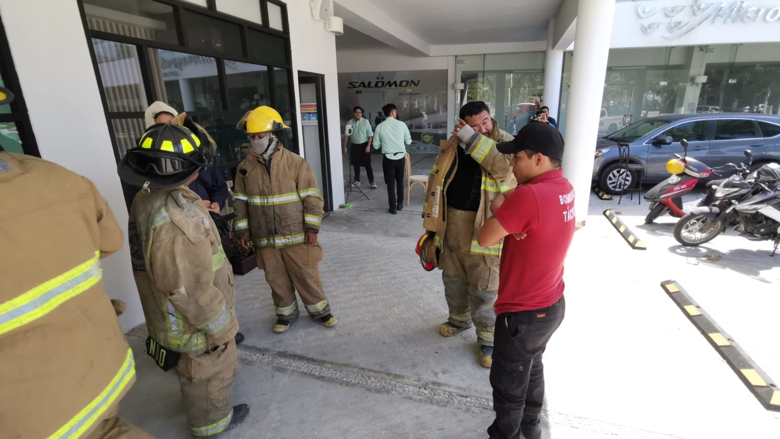 Ciudad del Carmen: Por freír plátanos, se incendia restaurante en plaza Las Palmas