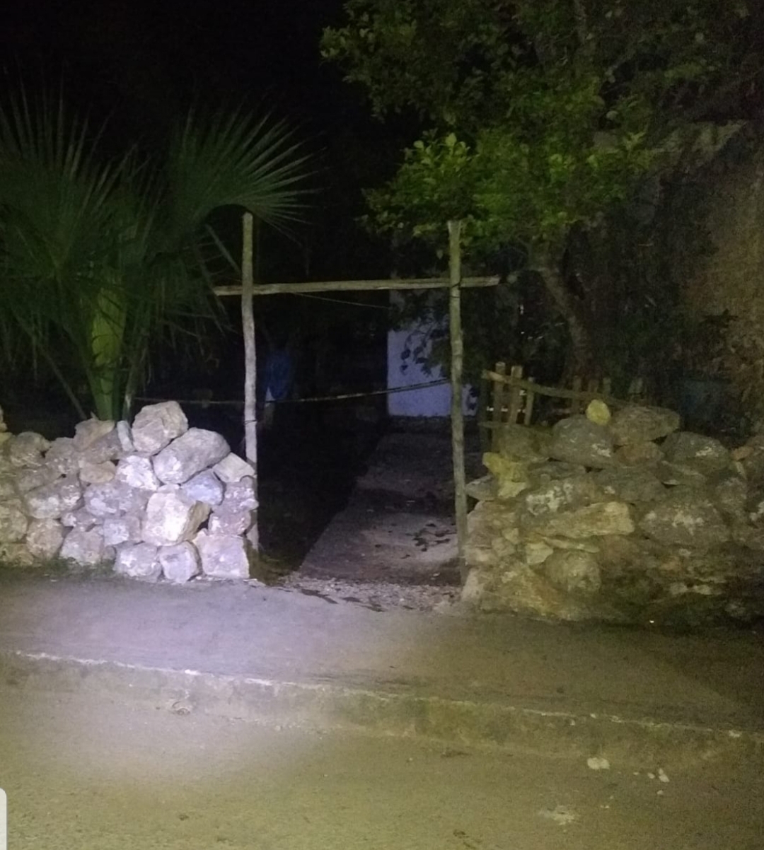 Abuelo se cuelga de un árbol en el patio de su casa en Chemax, Yucatán