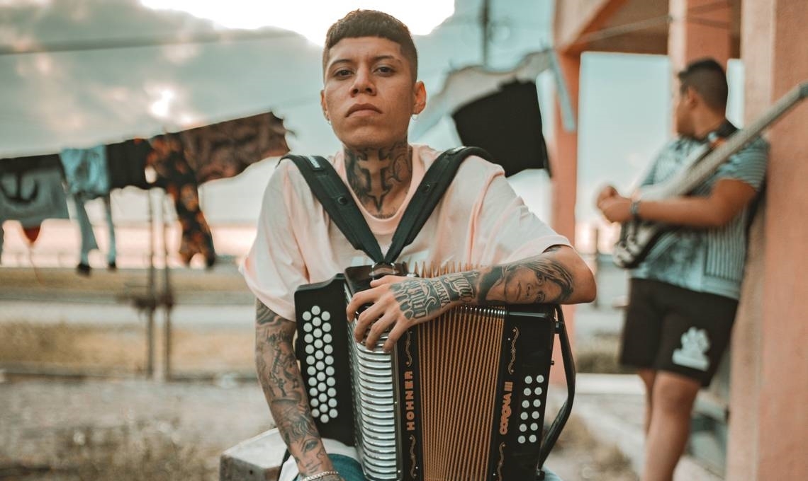 Santa Fe Klan será el primer músico mexicano en participar en un spundtrack para Marvel. Foto: Instagram