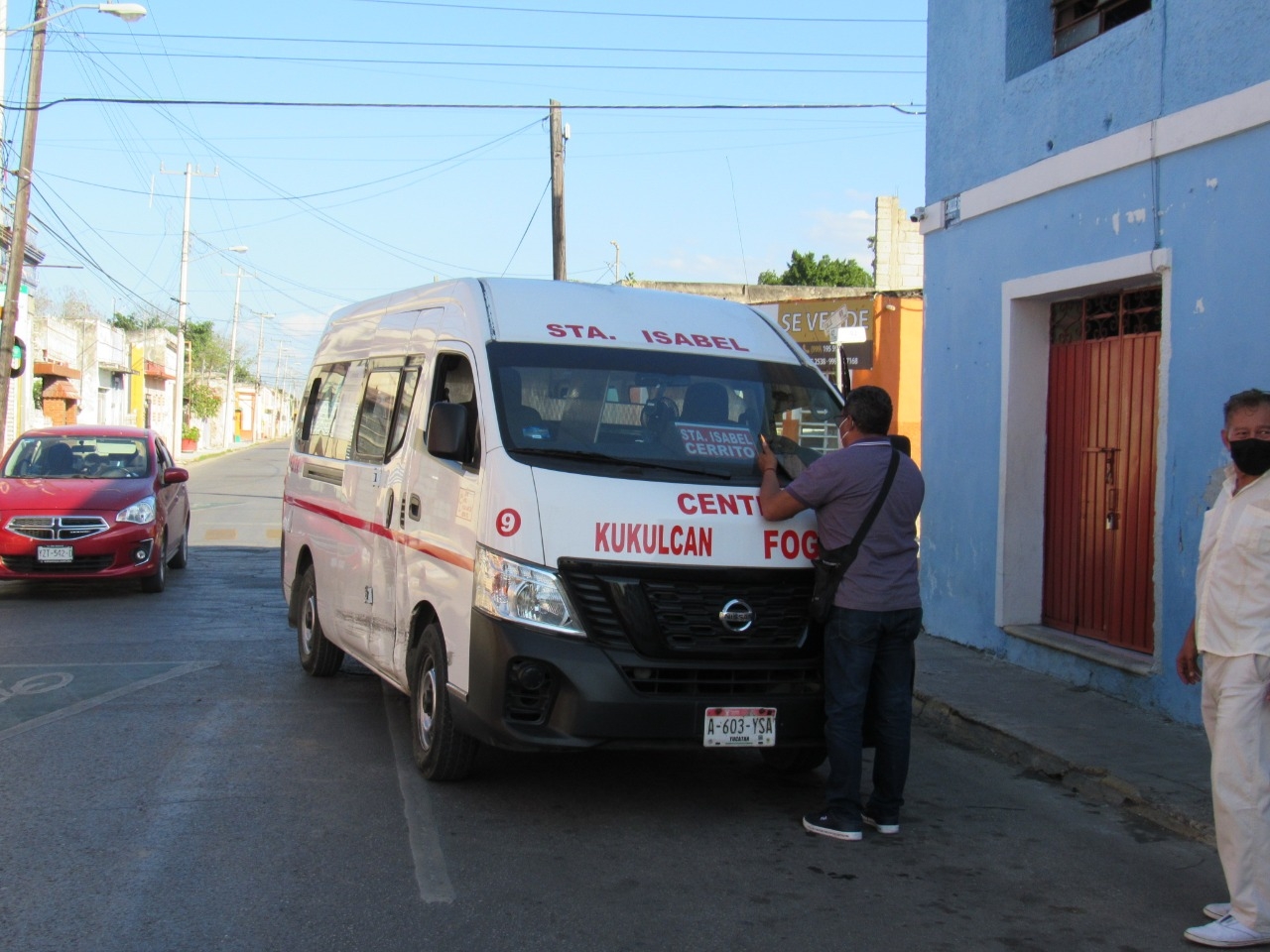 La combi quedó parada en medio de la calle