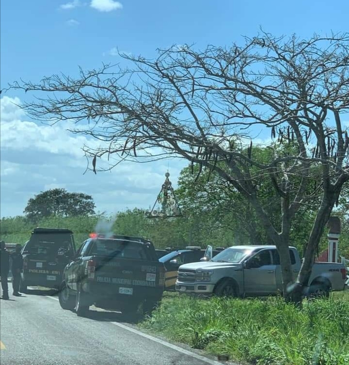 Testigos afirman que los policías lograron la detención del sujeto al apuntarle con sus armas sobre la carretera a Dzidzantún