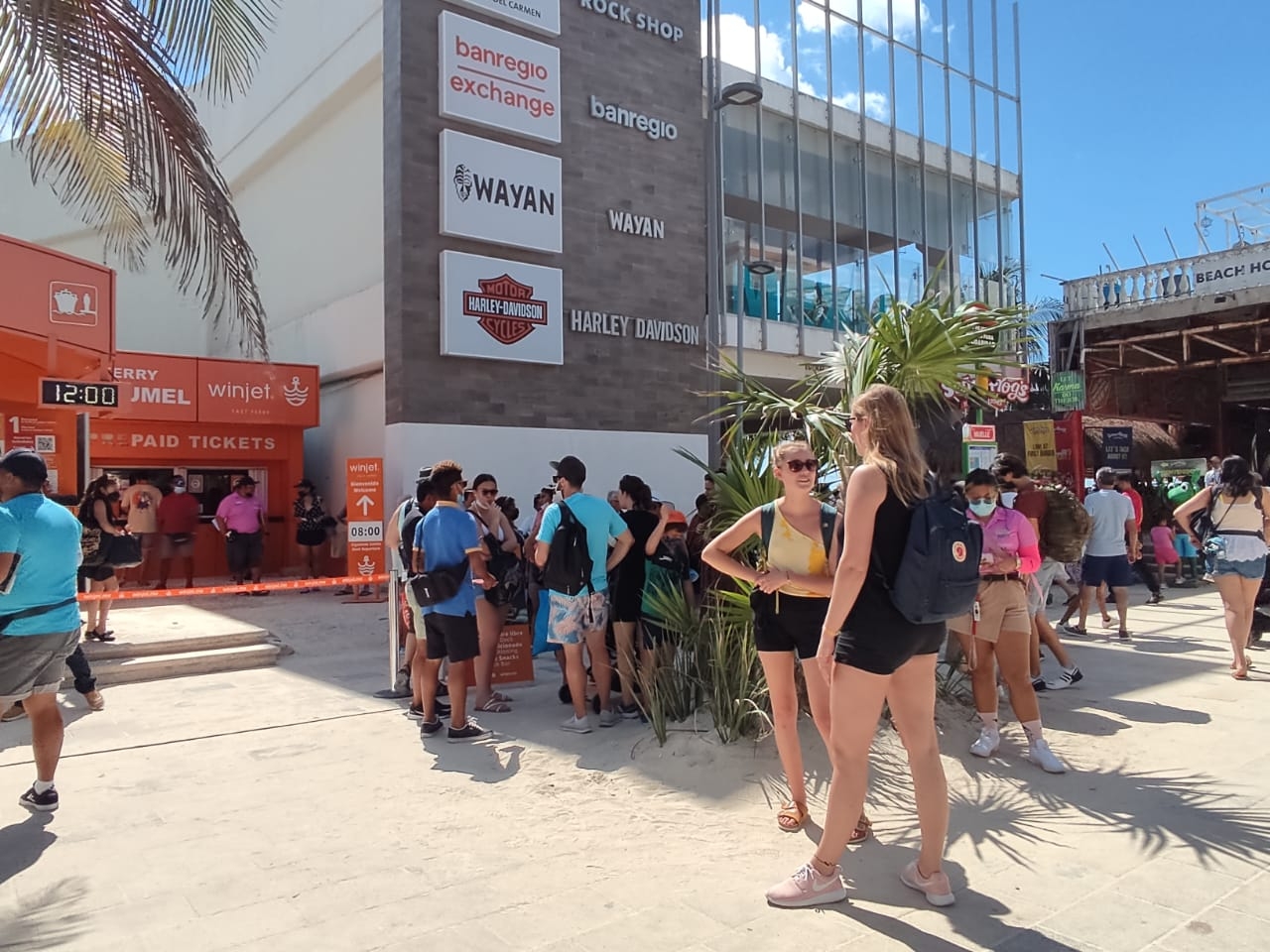 Turistas sin cubrebocas hacían fila para el acceso a la Terminal Marítima de Playa del Carmen y cruzar a Cozumel