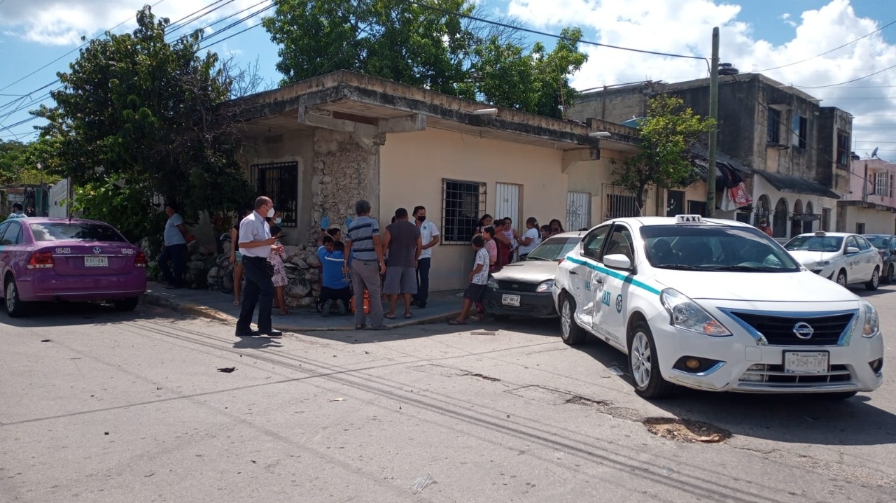 Vecinos de la colonia Ejidal de Playa del Carmen solicitaron apoyo al 911 tras el choque entre dos vehículos