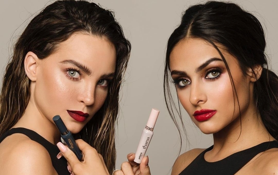 Una de las empresas se llama Tharaa Cosmetics, la cual lanzó con Renata Notni. Foto: Instagram @TharaCosmetics