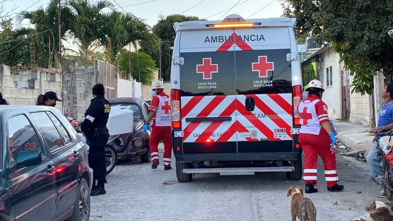 Derivado a la agresión la afectada se mantuvo tendida a mitad de la calle lo que fue aprovechado por los ladrones para robarse su bolso de mano