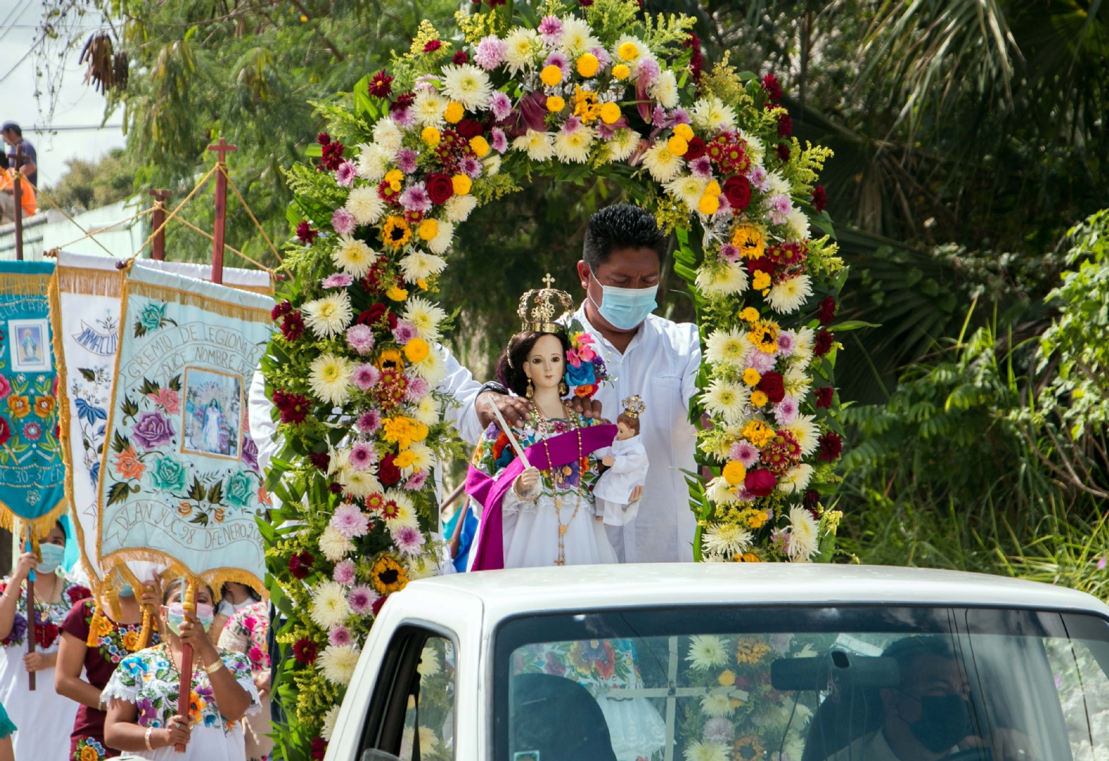 Las veneradas efigies recorrieron las calles para brindar su bendición a las familias católicas.