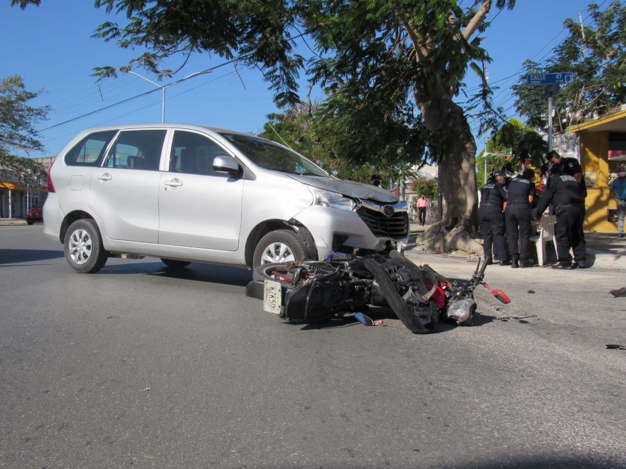 La moto fue embestida por el automóvil