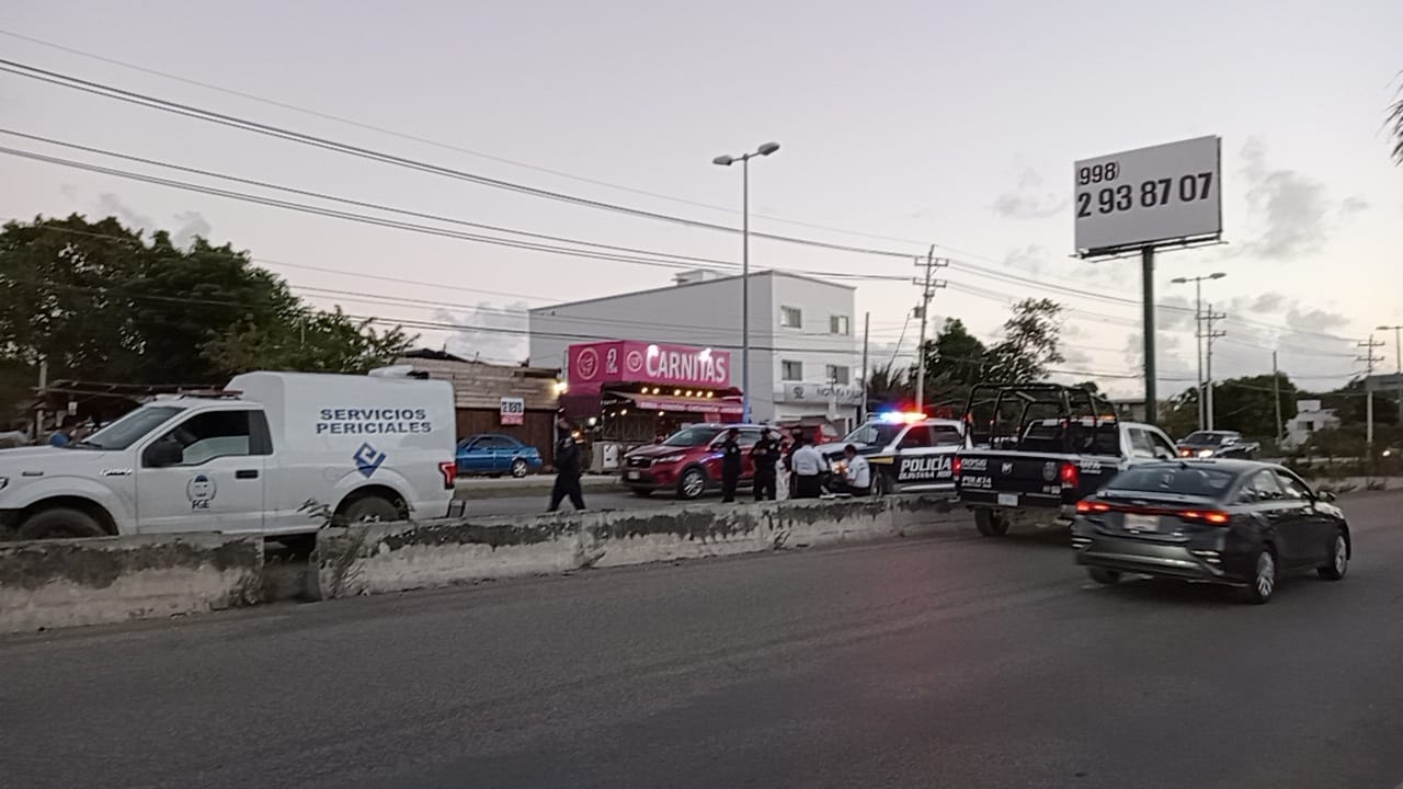 El hombre fue golpeado por un auto en movimiento