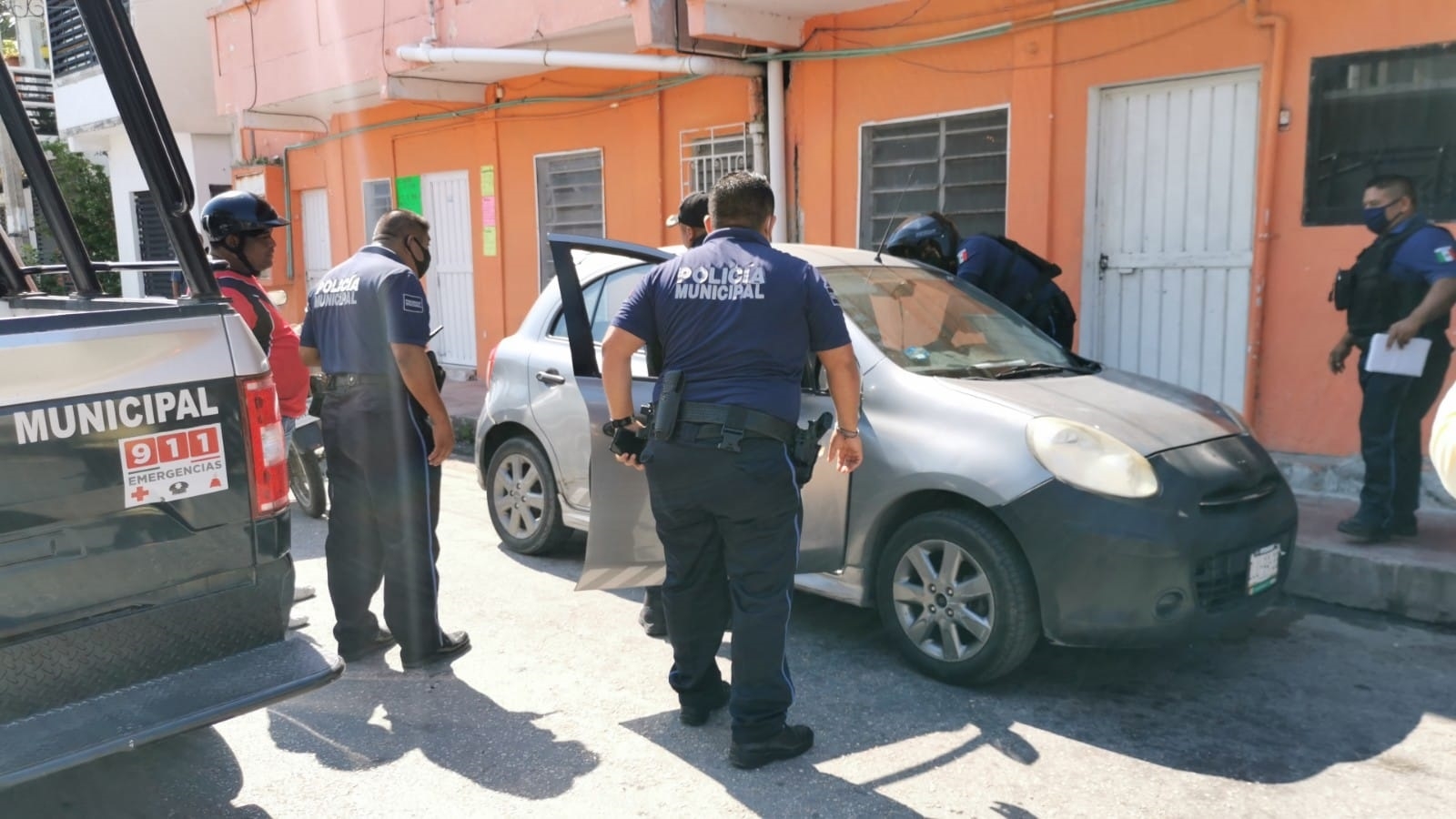 Para no ser golpeado, el hombre se resguardó en un coche de donde fue bajado por policías