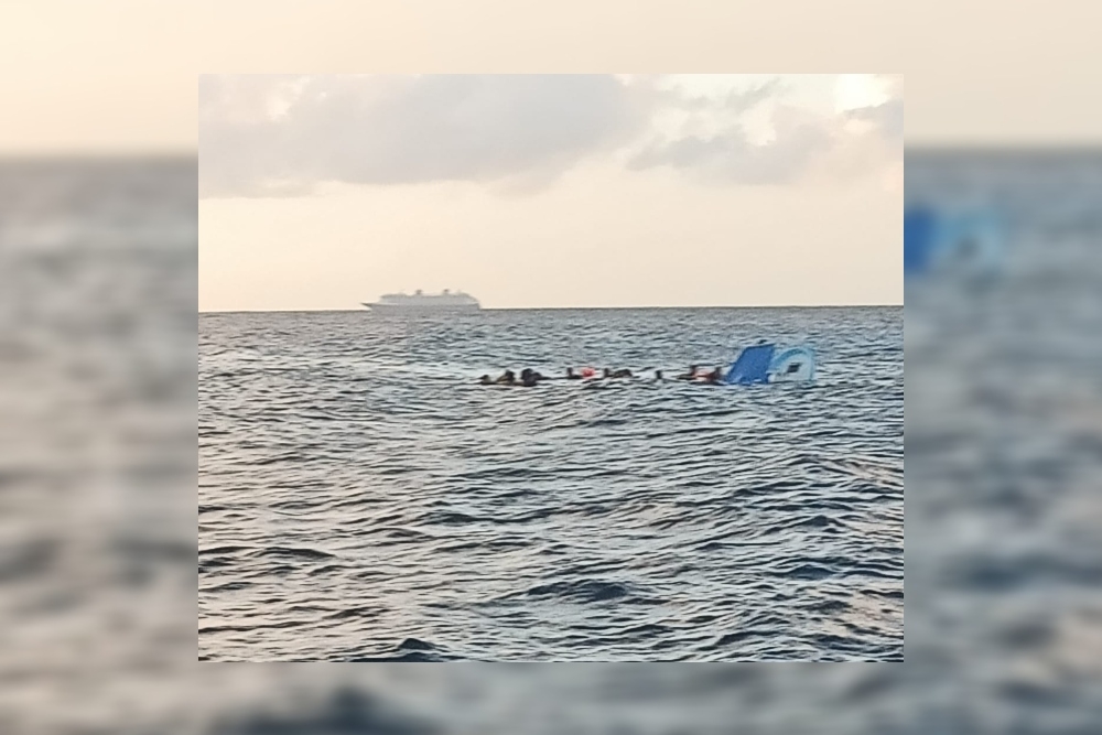 La embarcación turística naufragó con 14 tripulantes a bordo, cerca del Arrecife Palancar en Cozumel, presuntamente, a causa del oleaje