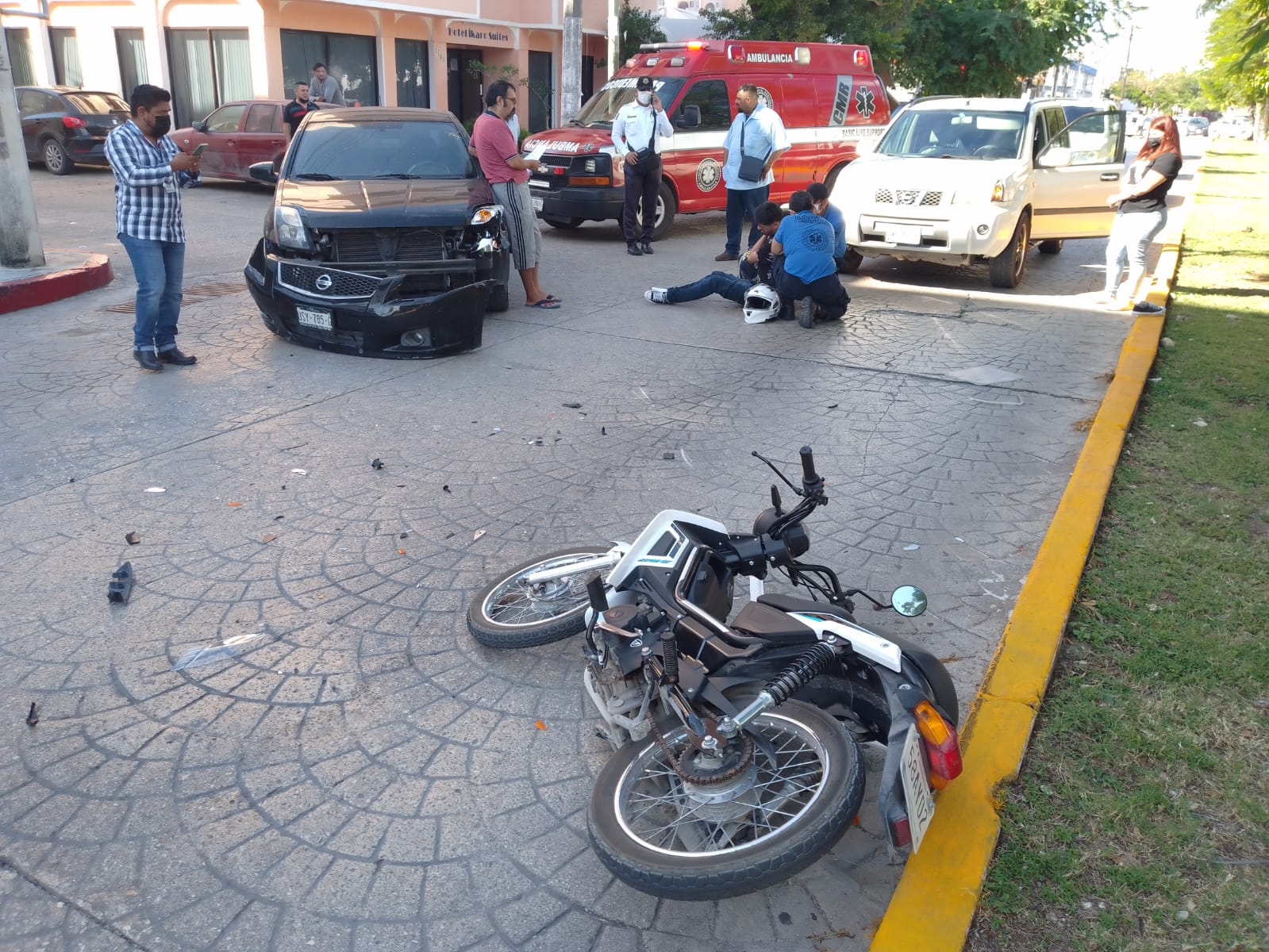 La motocicleta terminó metros más adelante de donde quedó tirado su conductor, sobre la Avenida Sunyaxchén en Cancún