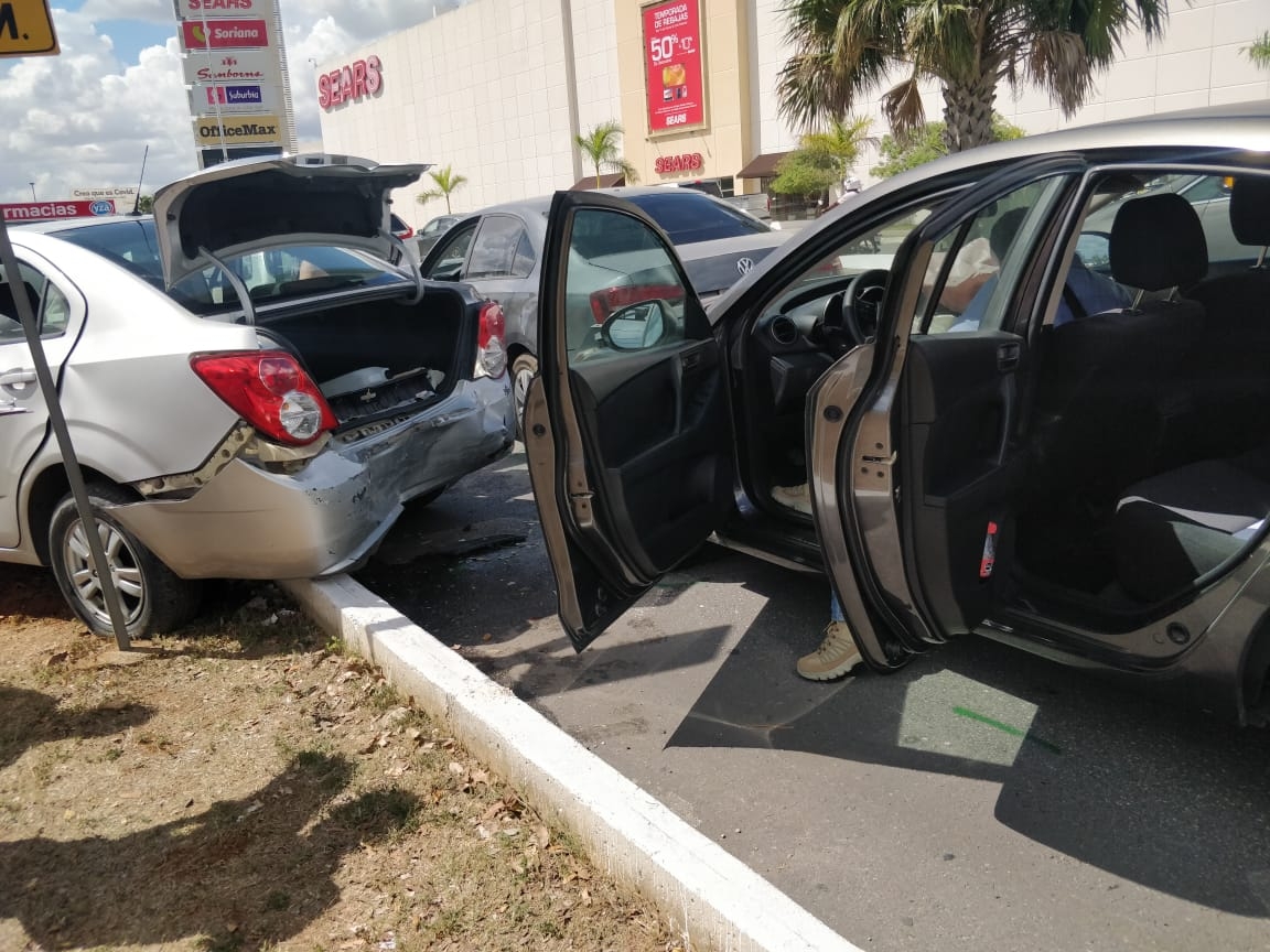 Mérida: Cinco automóviles protagonizan carambola cerca de Plaza Altabrisa