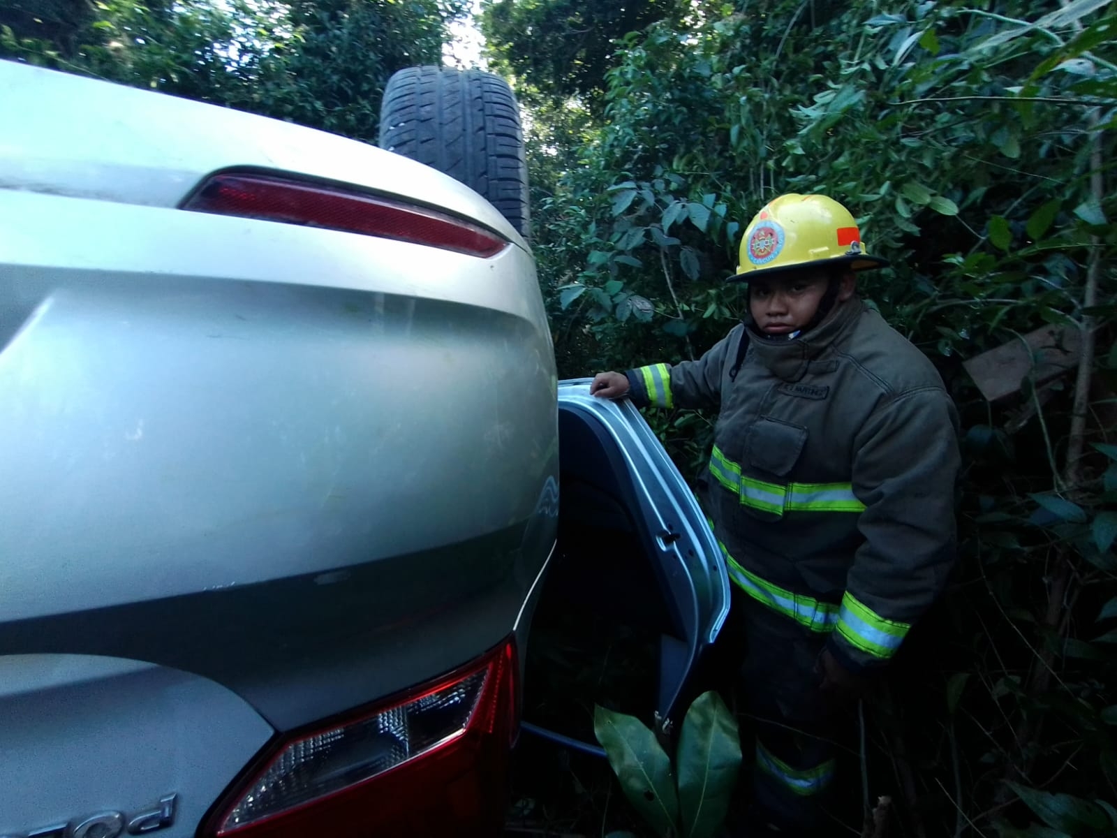 El accidente ocurrió alrededor de las 15:00 horas de hoy cuando una mujer transitaba a bordo de un vehículo de la marca Volkswagen, tipo Polo, gris