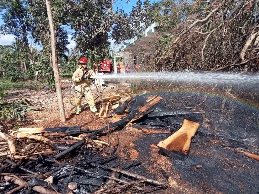 Incendio asusta a vecinos de Kantinilkín, Quintana Roo