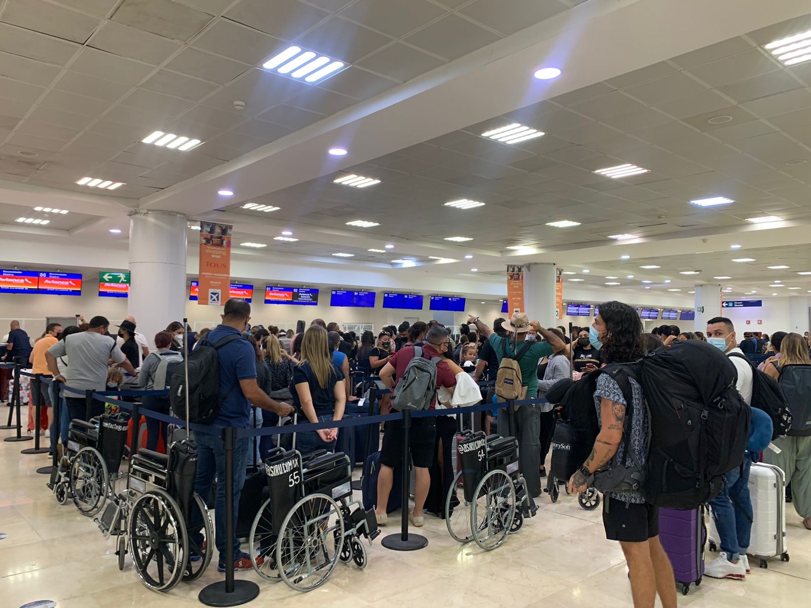 Vuelos a EU registran demoras en el aeropuerto de Cancún: VIDEO