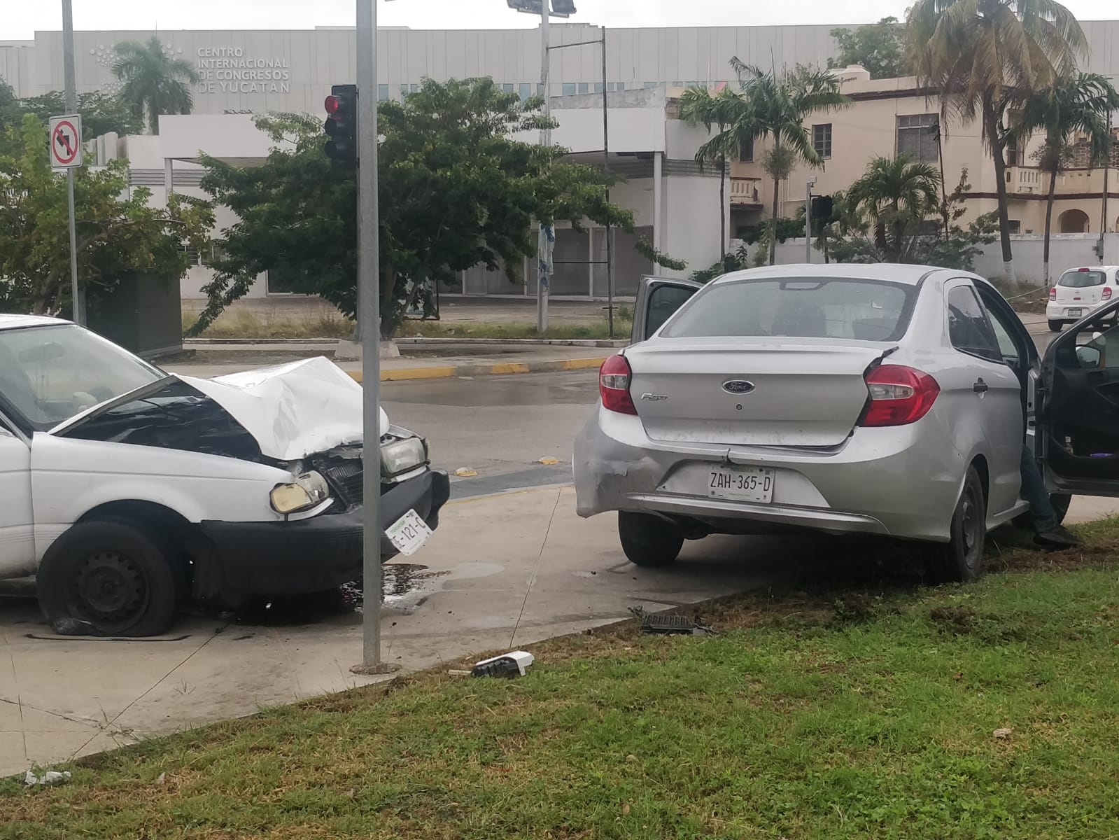 Ambos vehículos terminaron en el camellón de la Avenida Cupules en Mérida, que posteriormente fueron retirados de la zona