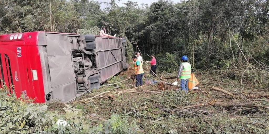 Pasajera se resiste a salir del ADO volcado en la carretera Mérida-Cancún: VIDEO