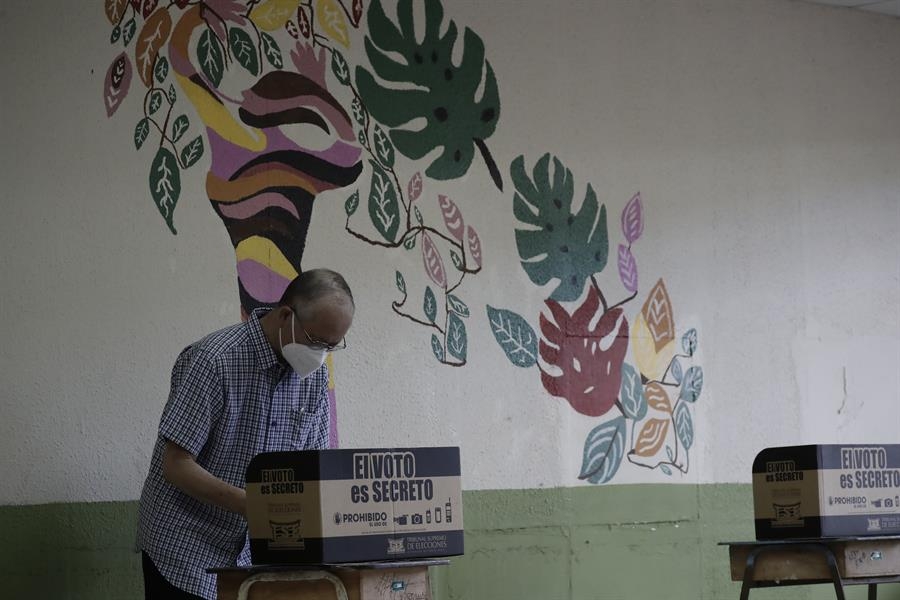 Un hombre vota durante las elecciones generales este 6 de febrero de 2022. EFE/ Jeffrey Arguedas