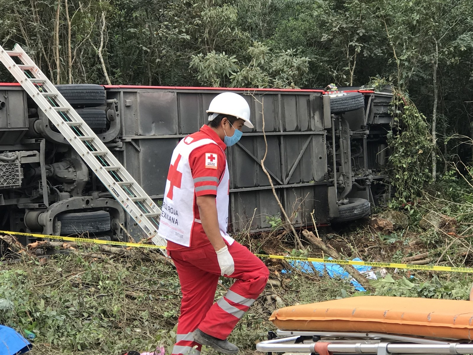 Bombero revela desperfectos en el ADO volcado en la carretera Cancún-Mérida