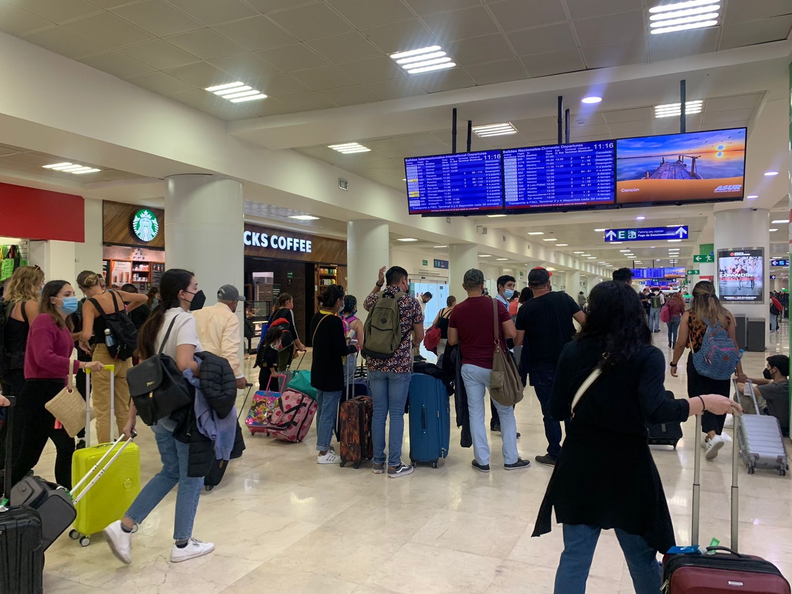 Los pasajeros de los vuelos atrasados en el aeropuerto de Cancún deberán esperar instrucciones de las aerolíneas sobre sus salidas