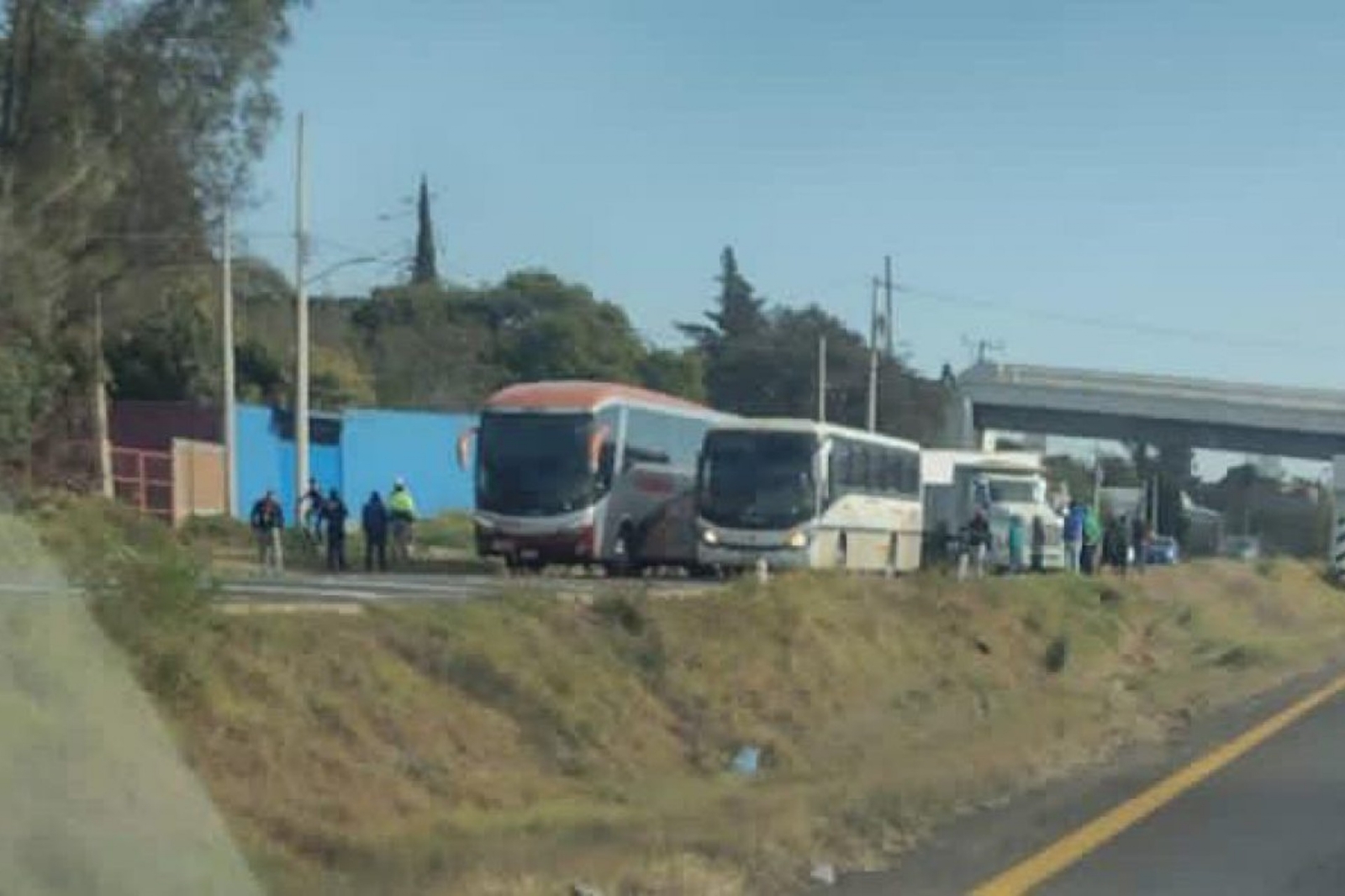 Normalistas de Michoacán iniciaron este martes por la mañana con el secuestro de autobuses sobre la carretera Morelia-Pátzcuaro