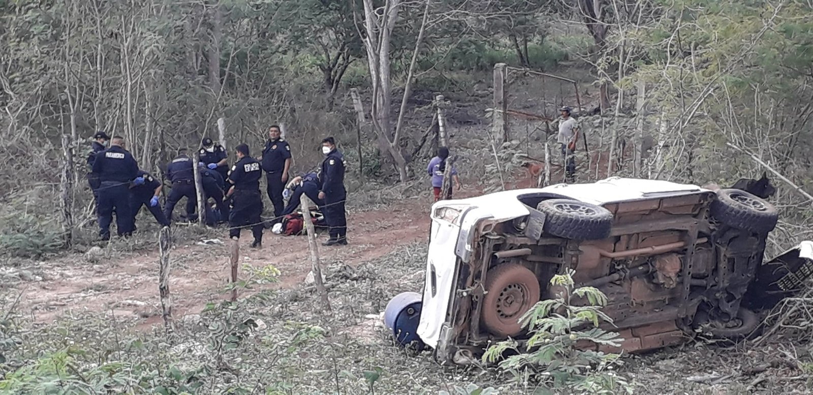 Los testigos indicaron que el vehículo dio volteretas; la guiadora salió catapultada y quedó tirada entre piedras. Los paramédicos sólo corroboraron el deceso