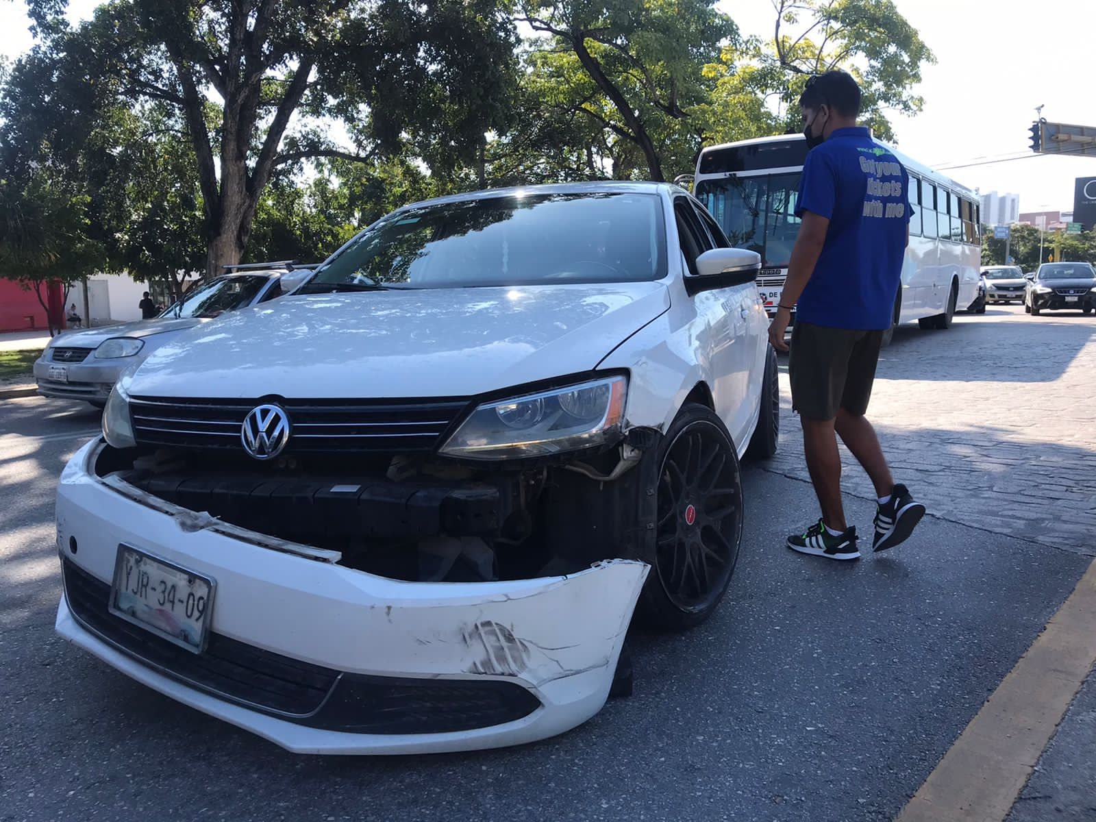 Automovilistas chocan cerca de la 'Glorieta del Ceviche' en Cancún