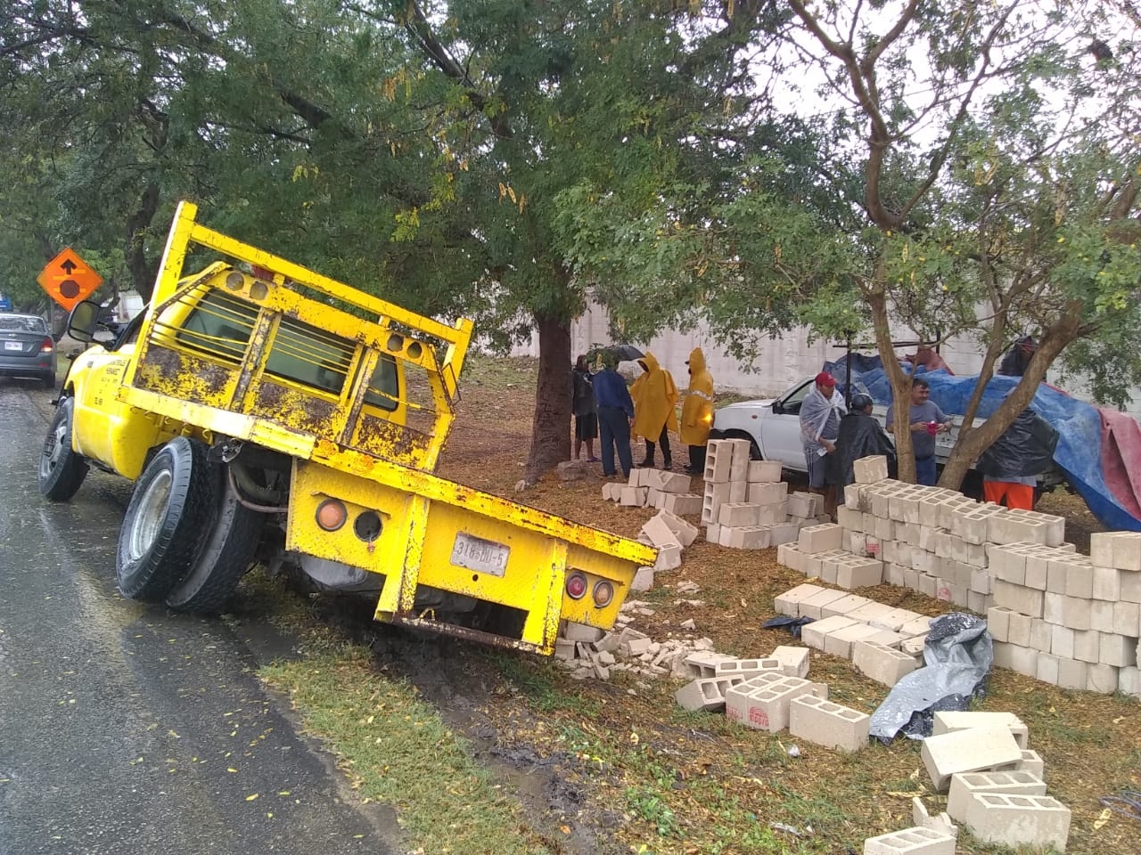 En el lugar se encuentran agentes de la Secretaría de Seguridad Pública (SSP) abanderando el camión para evitar otro accidente