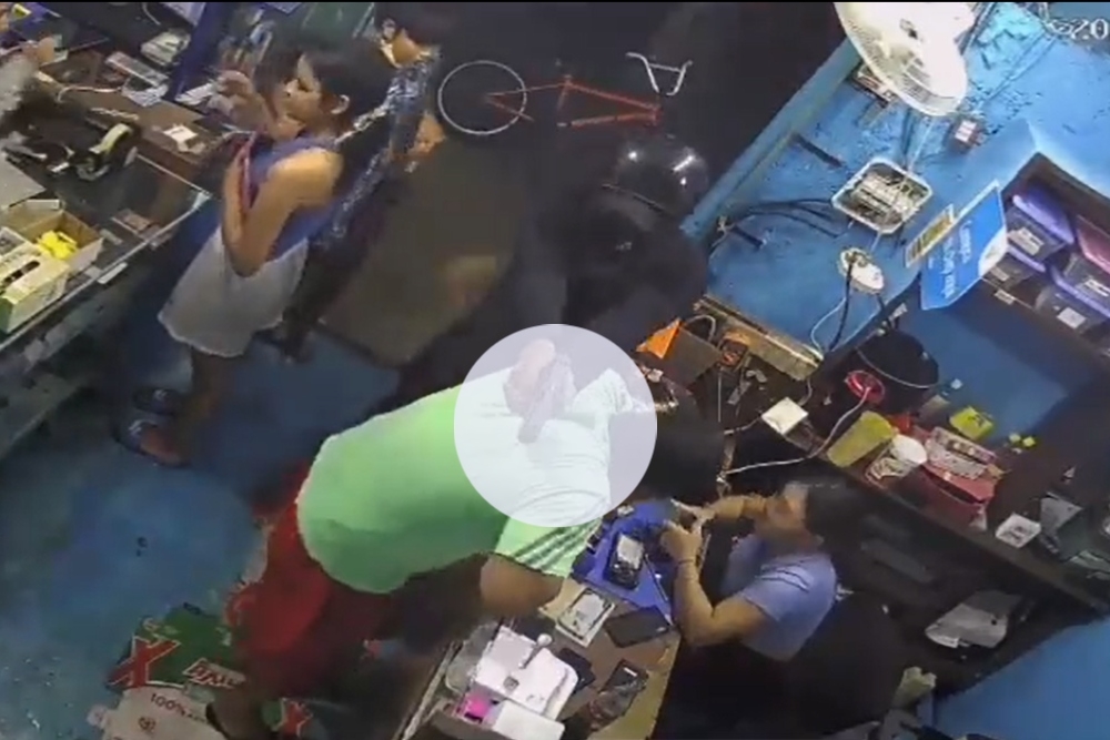 Captan ataque armado en una tienda de celulares en Cancún: VIDEO