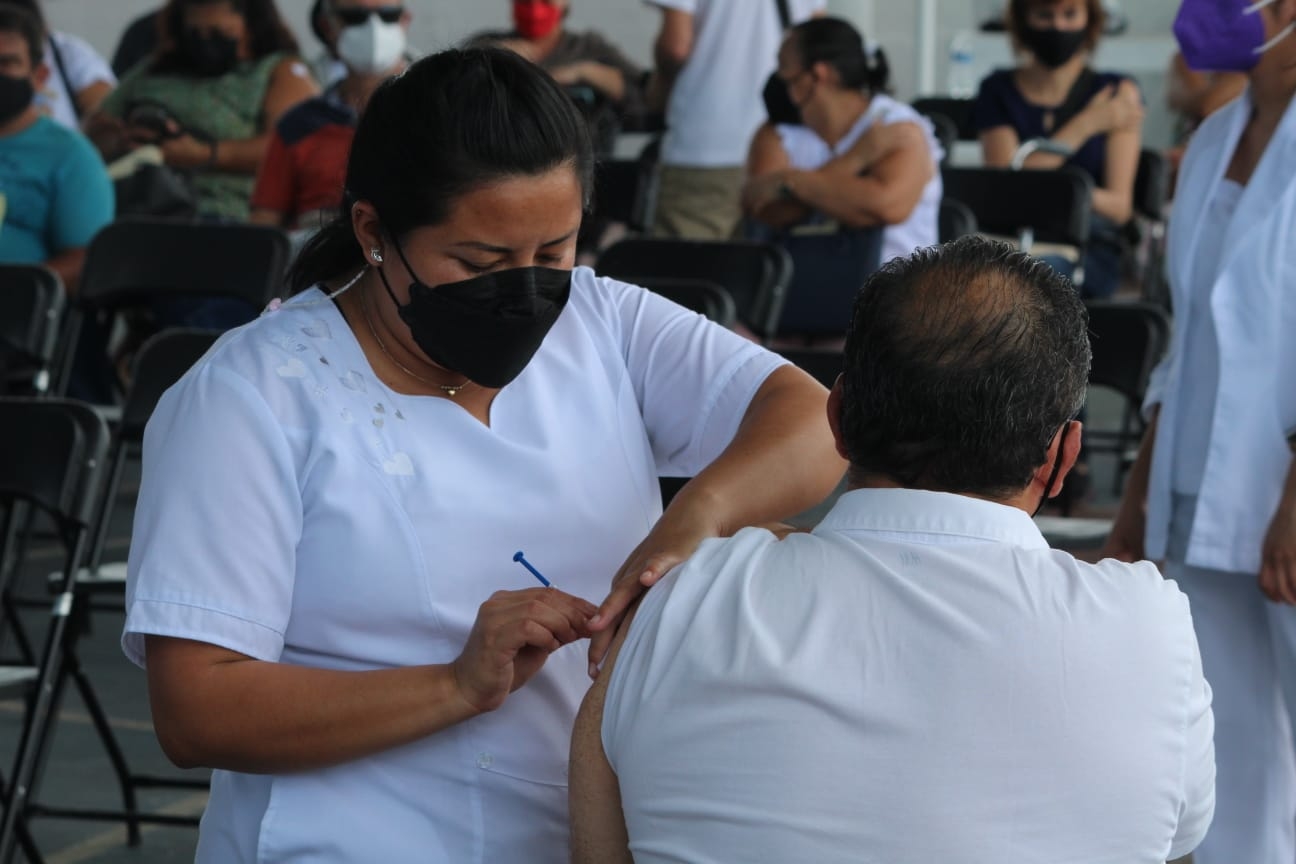 Personal de Salud es el encargado de aplicar la vacuna de refuerzo a los 'cincuentones' en Cancún