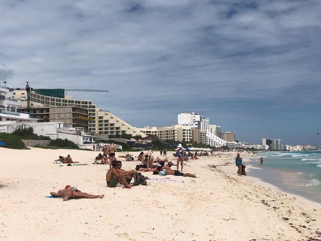 Luego de varios días con recale de algas en Cancún, las playas de la zona hotelera lucieron limpias