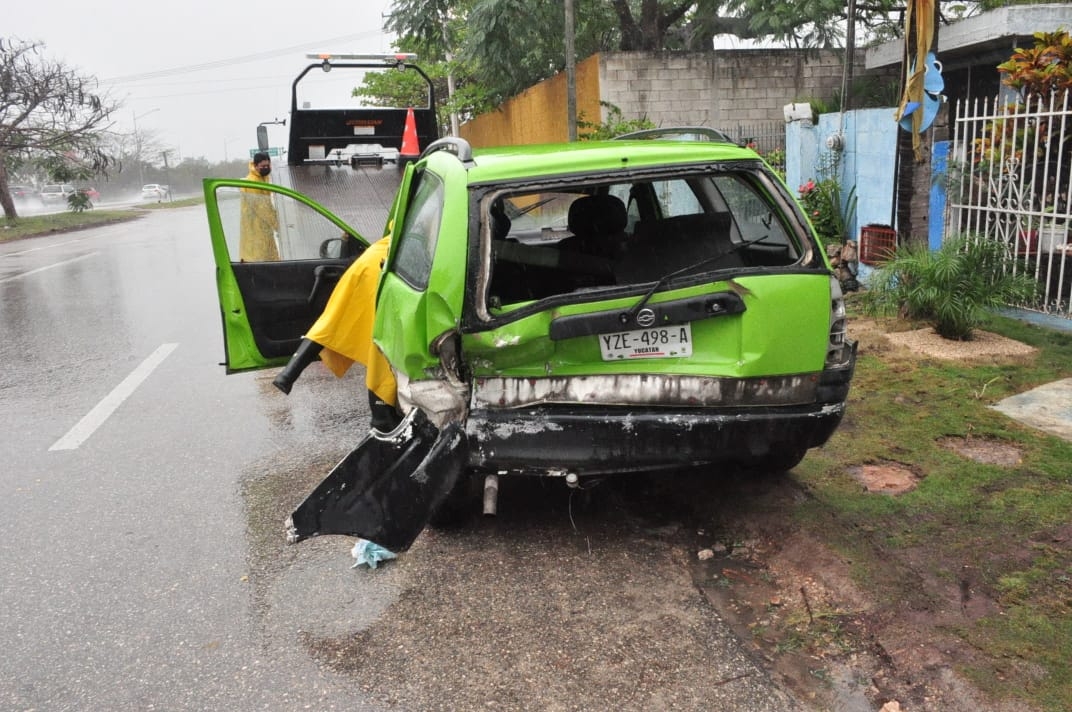 Tráiler choca contra un Chevy sobre el Periférico de Mérida