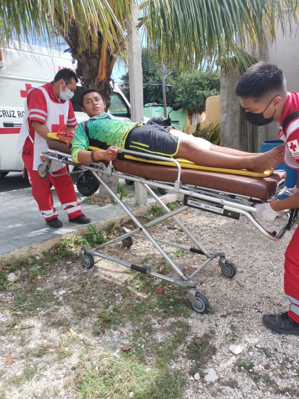 Paramédicos curaron la herida para poder trasladar al marinero hacia el hospital de Isla Mujeres