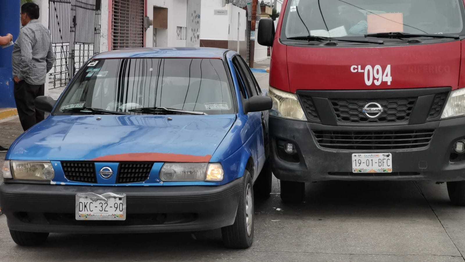 Combi intenta cambiar de carril y golpea a otro automóvil en Ciudad del Carmen