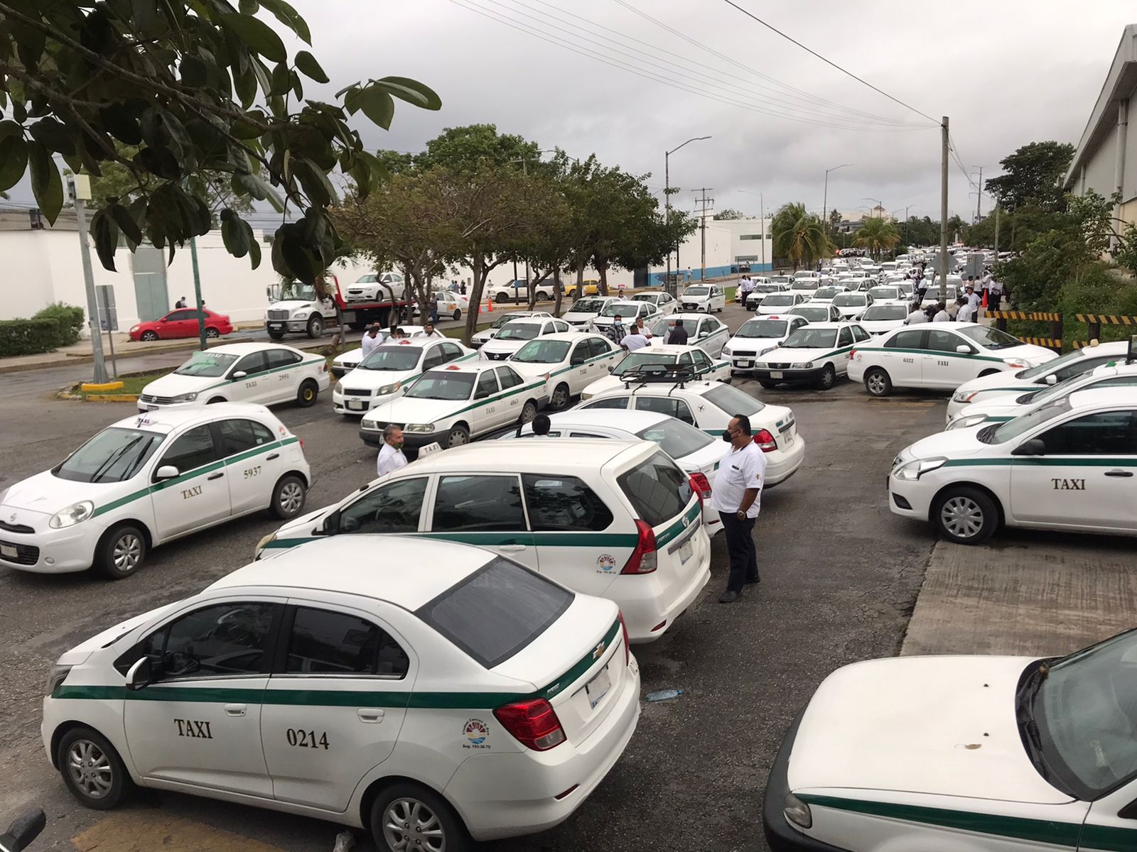 Cientos de taxis de Cancún se manifiestan a las afueras de la FGE