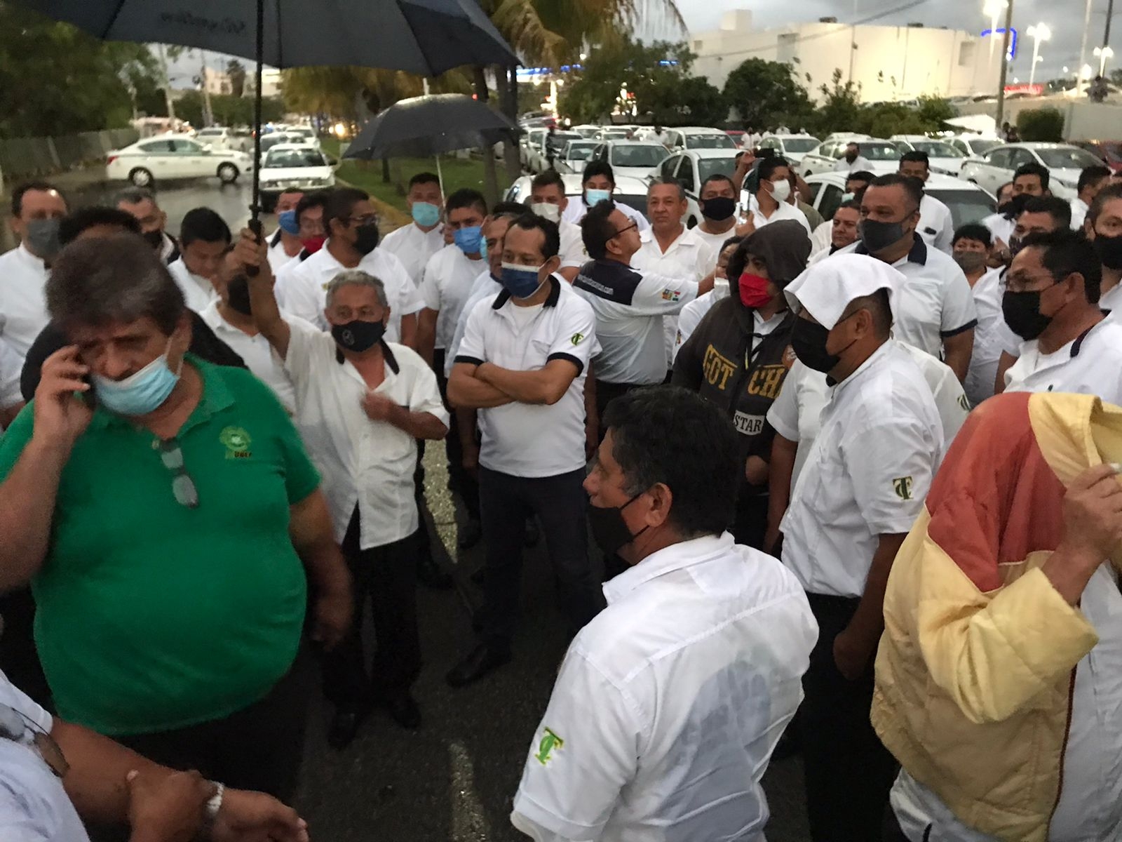 Taxistas mantienen manifestación a las afueras de la FGE de Cancún: VIDEO