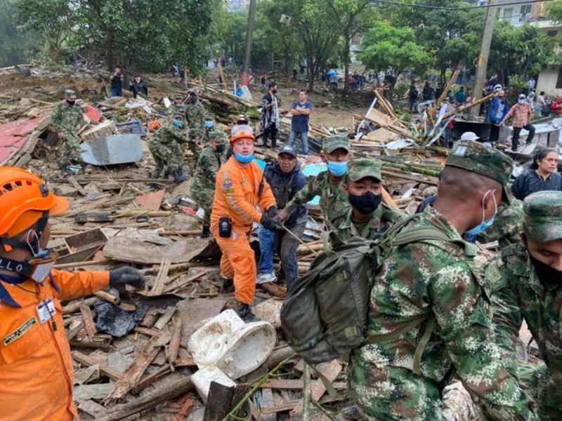 Brigadas de rescate siguen en el área del desastre removiendo tierra en busca de más víctimas o sobrevivientes.