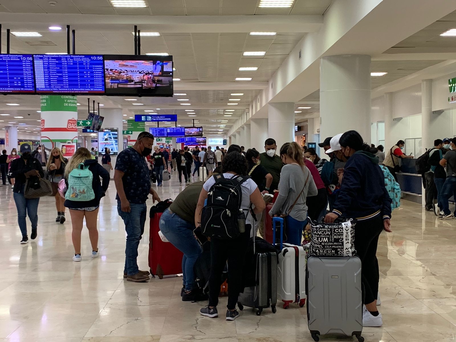 Los pasajeros acudieron a los módulos de sus aerolíneas para revisar el estatus de sus salidas, o documentar sus maletas