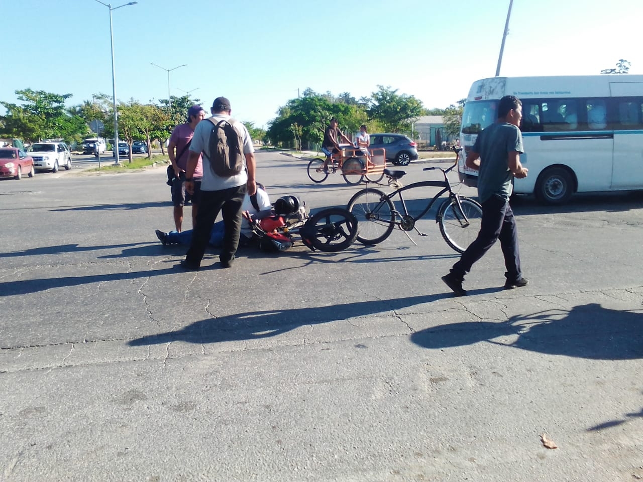 El motociclista resultó con lesiones tras caer al pavimento luego de ser impactado por una conductora en Playa del Carmen