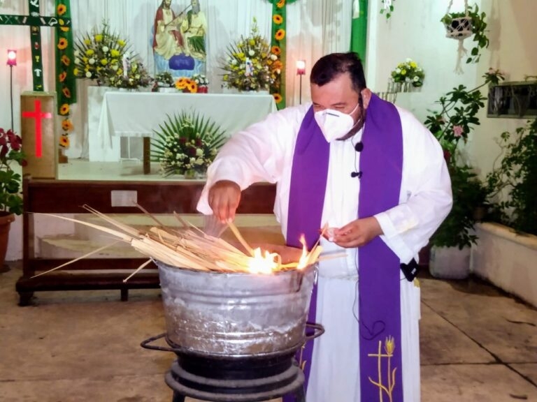 El cura católico indicó que durante las misas, elevarán una oración por la paz en Ucrania y el cese de la guerra