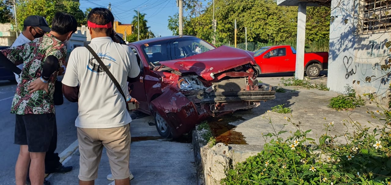 Turistas provocan aparatoso accidente luego de volarse un alto en Cozumel