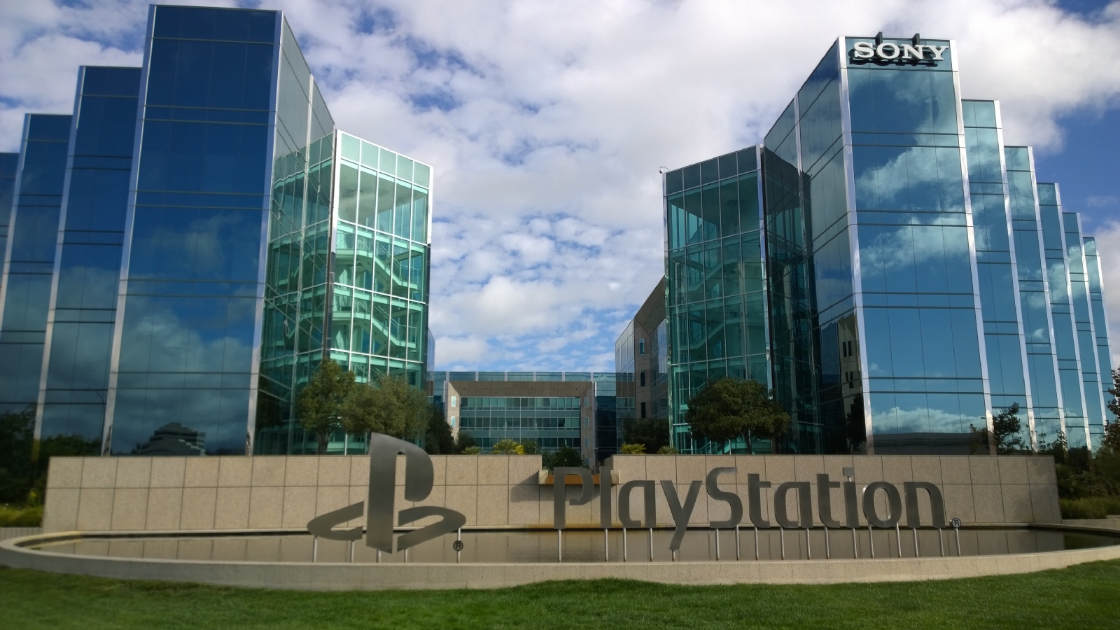 Sony retira operaciones de Playstation de Rusia