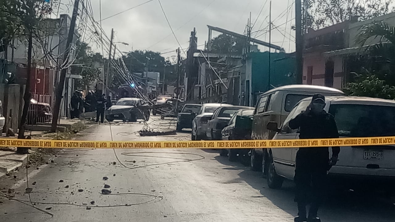 Conductor choca contra un poste de la CFE y deja sin luz a familias en Mérida: VIDEO