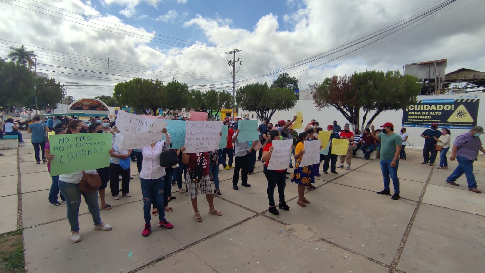 Los manifestantes se pararon en la explanada del Palacio Municipal de José María Morelos para exigir sus pagos atrasados